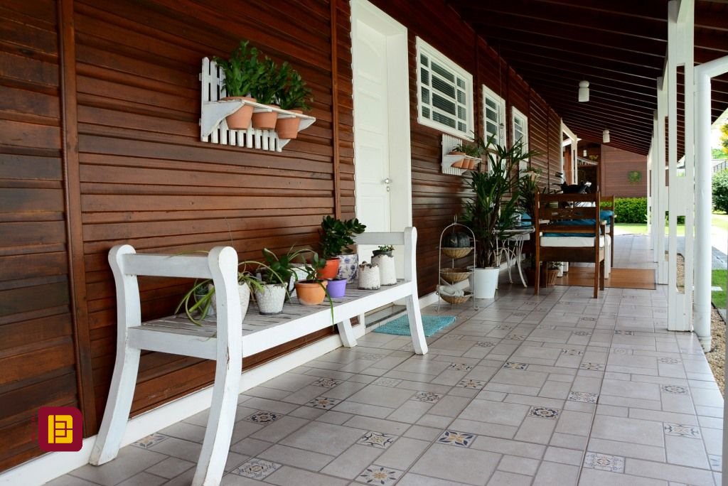 Casa com 300m², 5 quartos (sendo 1 suíte), 4 garagens, no bairro Lagoa da Conceição em Florianópolis
