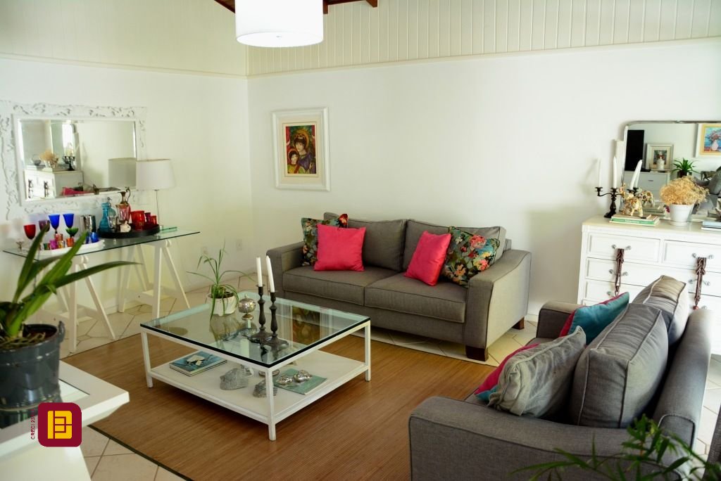 Casa com 300m², 5 quartos (sendo 1 suíte), 4 garagens, no bairro Lagoa da Conceição em Florianópolis
