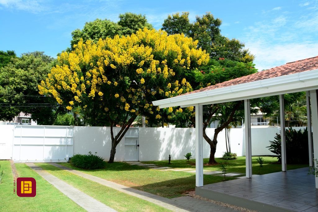 Casa com 300m², 5 quartos (sendo 1 suíte), 4 garagens, no bairro Lagoa da Conceição em Florianópolis