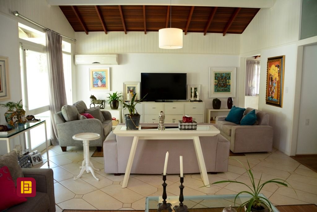 Casa com 300m², 5 quartos (sendo 1 suíte), 4 garagens, no bairro Lagoa da Conceição em Florianópolis