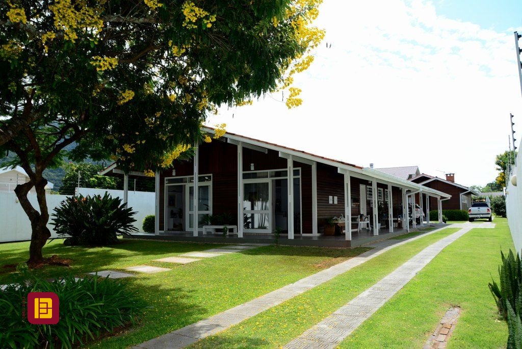 Casa com 300m², 5 quartos (sendo 1 suíte), 4 garagens, no bairro Lagoa da Conceição em Florianópolis