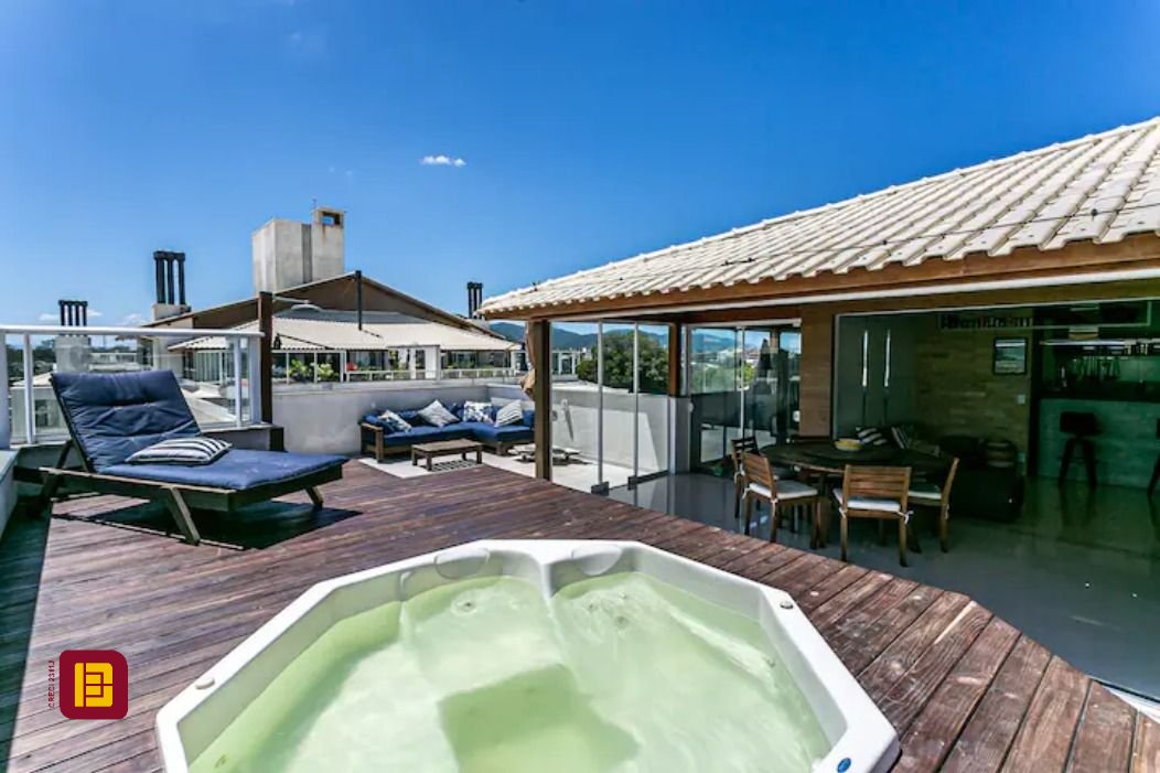Cobertura com 174m², 4 quartos (sendo 1 suíte), 3 garagens, no bairro Campeche em Florianópolis