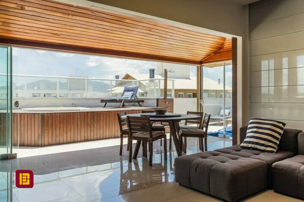 Cobertura com 174m², 4 quartos (sendo 1 suíte), 3 garagens, no bairro Campeche em Florianópolis