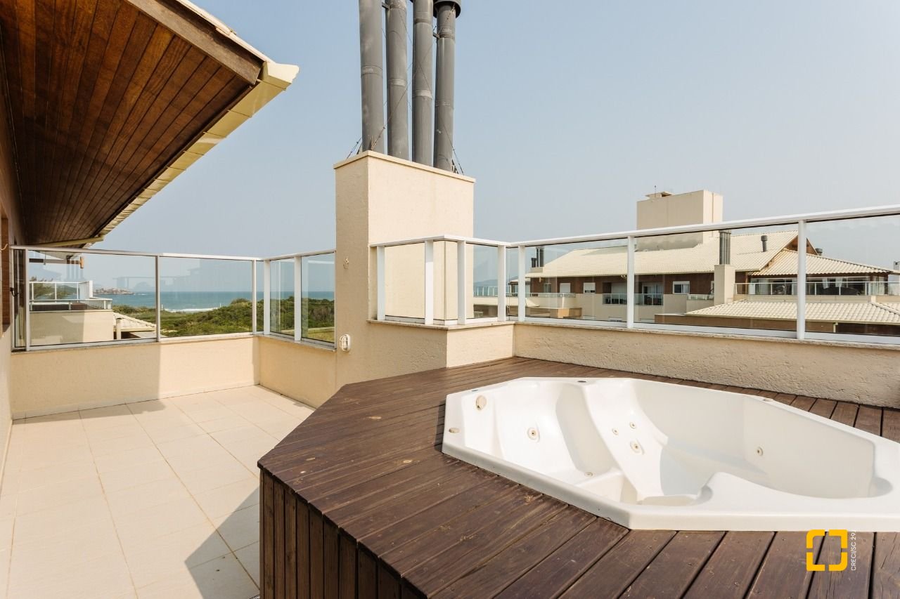 Cobertura com 174m², 4 quartos (sendo 1 suíte), 3 garagens, no bairro Campeche em Florianópolis