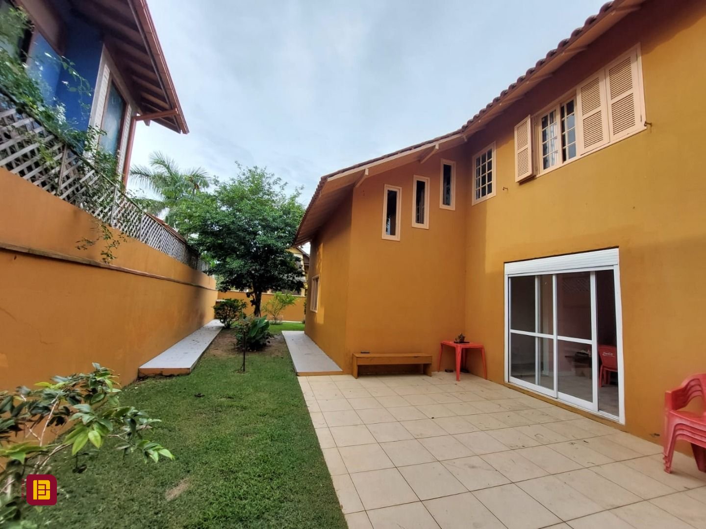 Casa com 192m², 6 quartos (sendo 1 suíte), 2 garagens, no bairro Rio Tavares em Florianópolis