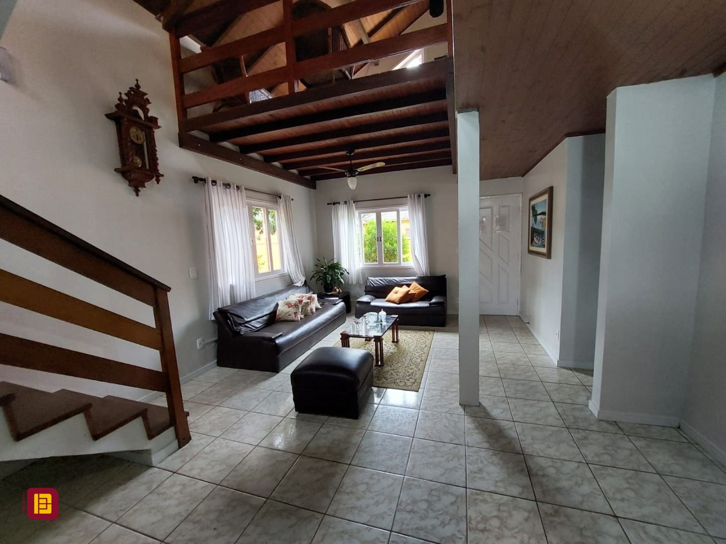 Casa com 192m², 6 quartos (sendo 1 suíte), 2 garagens, no bairro Rio Tavares em Florianópolis