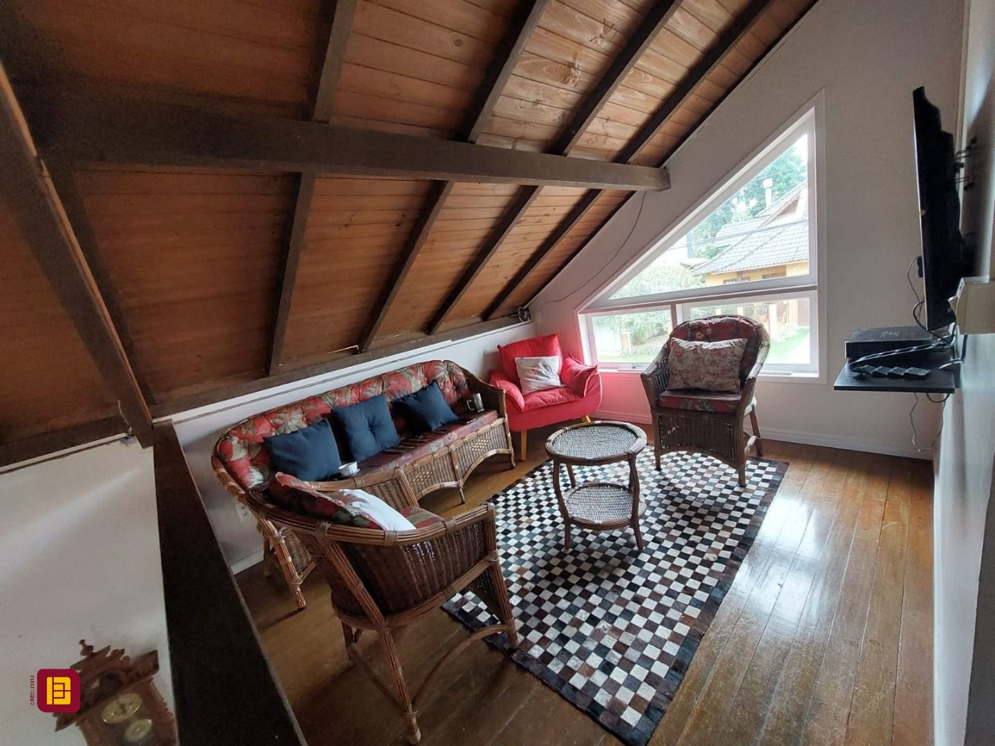 Casa com 192m², 6 quartos (sendo 1 suíte), 2 garagens, no bairro Rio Tavares em Florianópolis