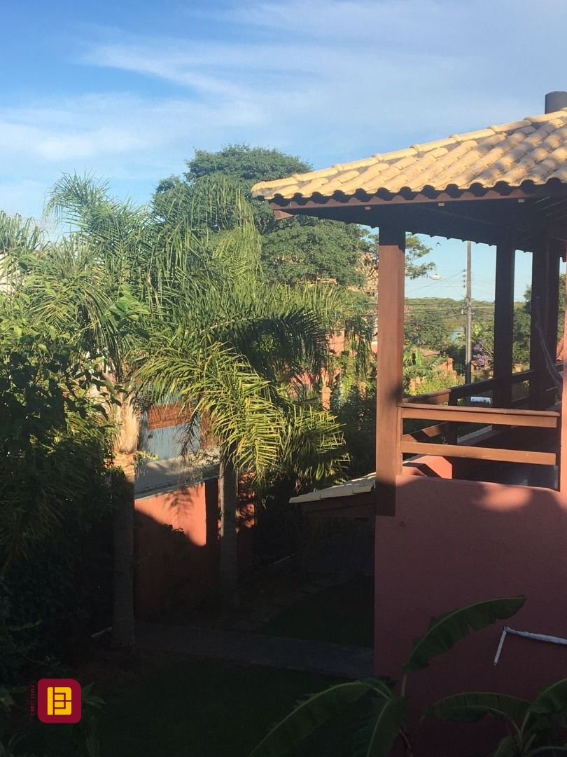Casa com 192m², 6 quartos (sendo 1 suíte), 2 garagens, no bairro Rio Tavares em Florianópolis