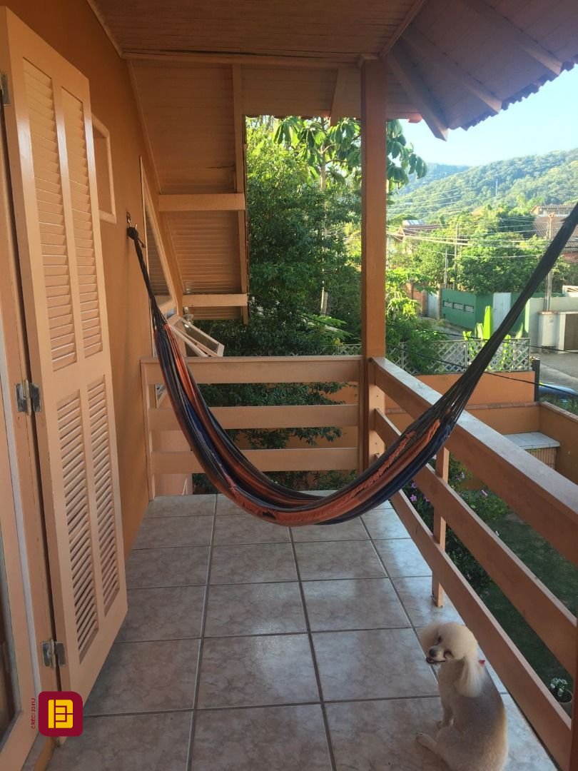 Casa com 192m², 6 quartos (sendo 1 suíte), 2 garagens, no bairro Rio Tavares em Florianópolis