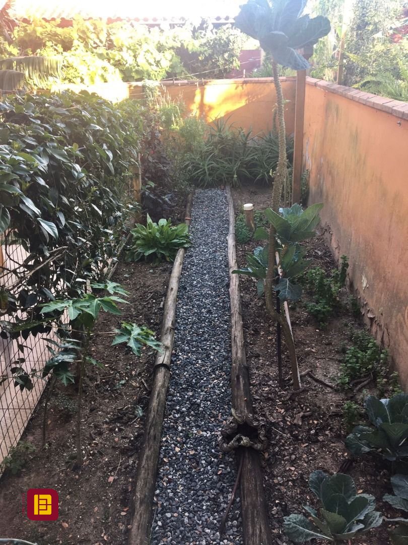 Casa com 192m², 6 quartos (sendo 1 suíte), 2 garagens, no bairro Rio Tavares em Florianópolis