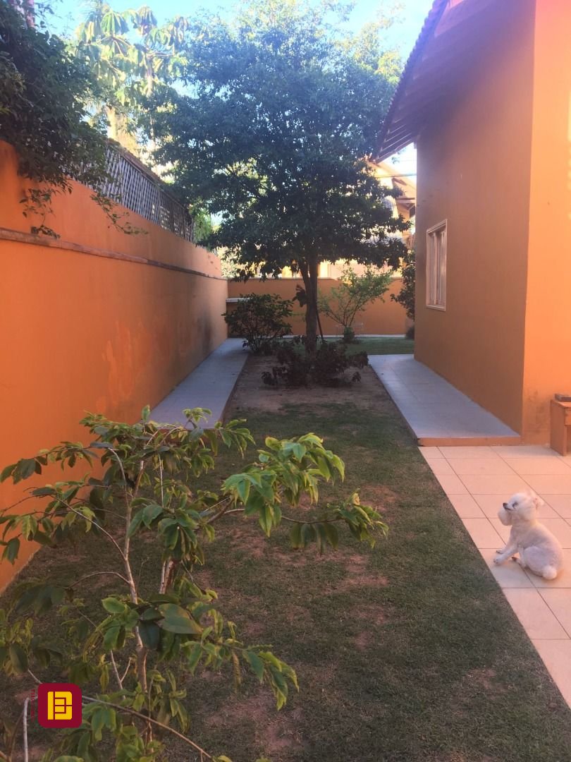 Casa com 192m², 6 quartos (sendo 1 suíte), 2 garagens, no bairro Rio Tavares em Florianópolis