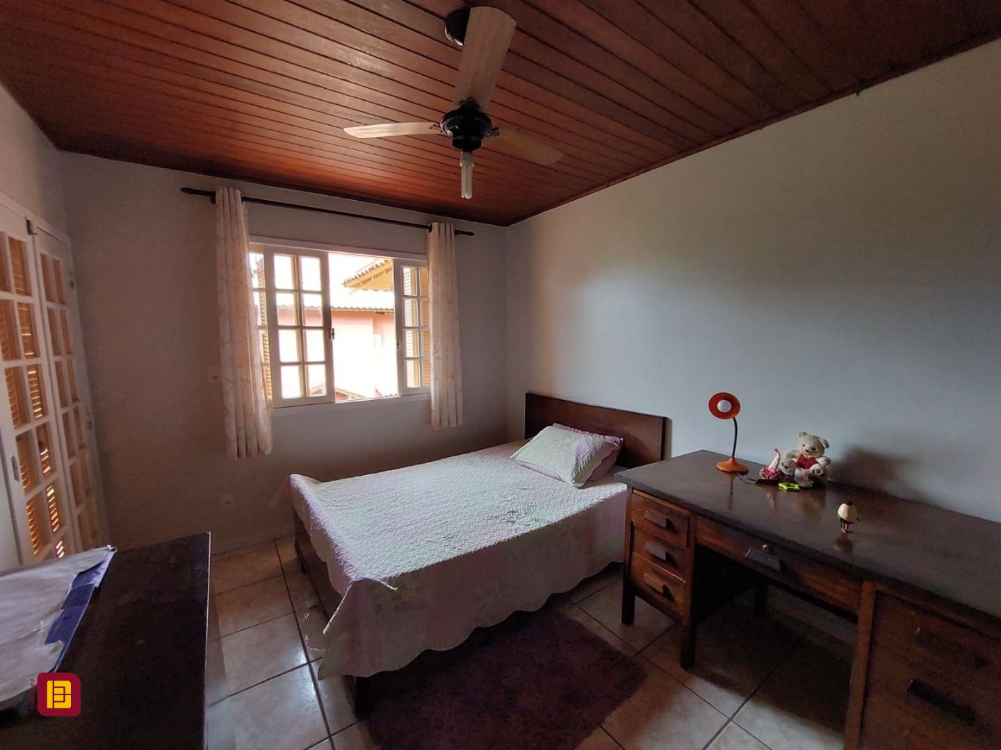 Casa com 192m², 6 quartos (sendo 1 suíte), 2 garagens, no bairro Rio Tavares em Florianópolis