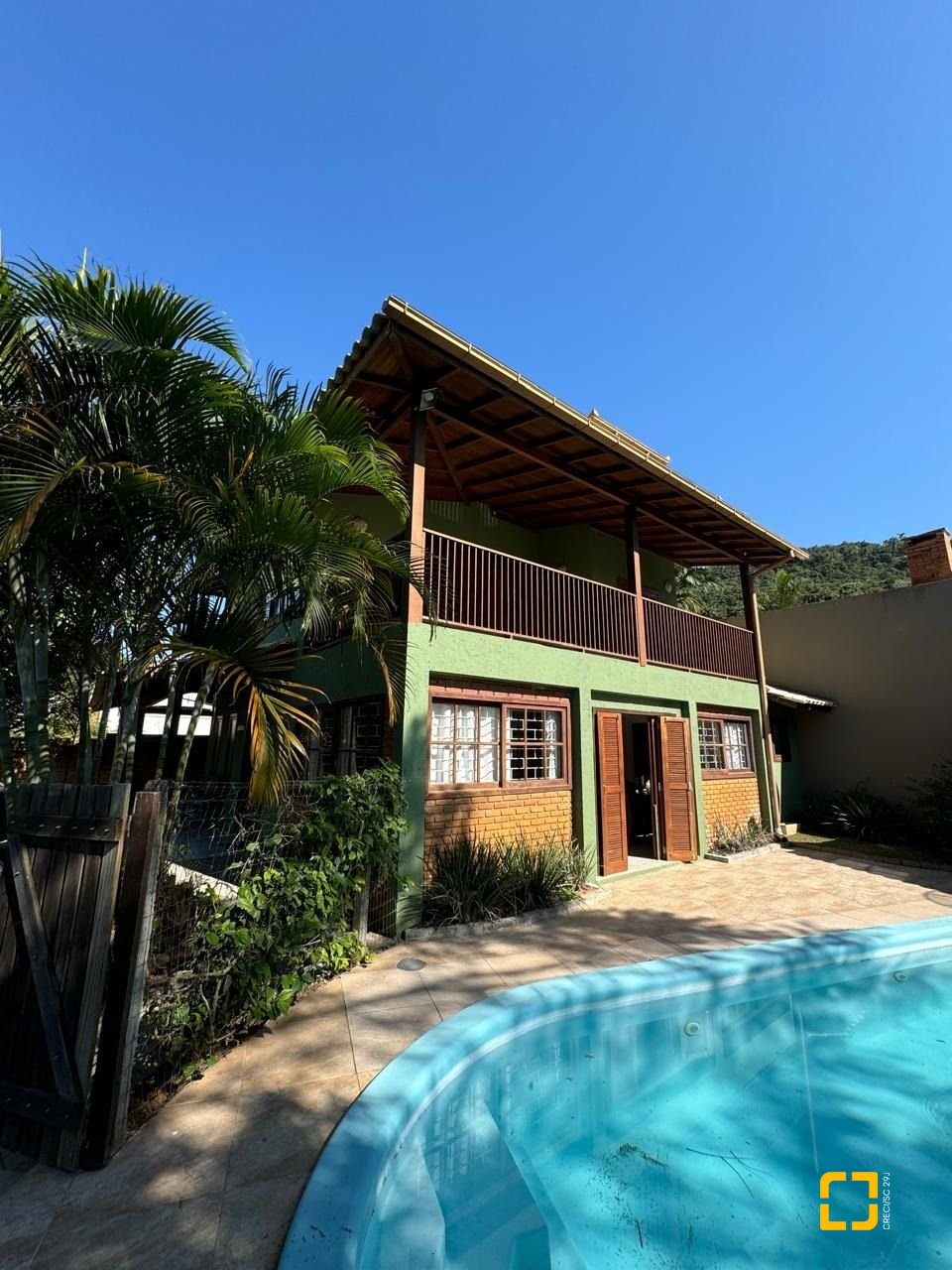 Casa com 203m², 6 quartos (sendo 2 suítes), 5 garagens, no bairro Campeche em Florianópolis