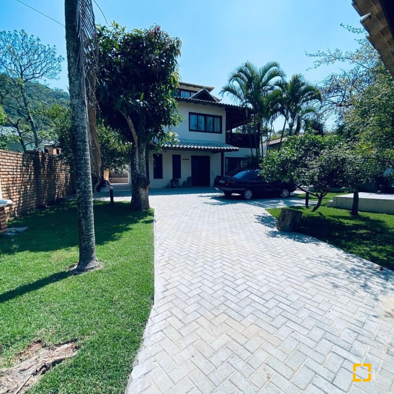 Casa com 203m², 6 quartos (sendo 2 suítes), 5 garagens, no bairro Campeche em Florianópolis