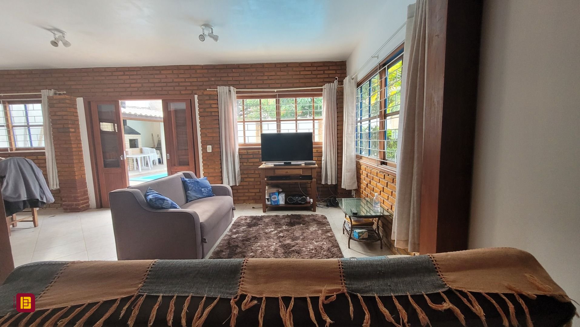 Casa com 203m², 6 quartos (sendo 2 suítes), 5 garagens, no bairro Campeche em Florianópolis