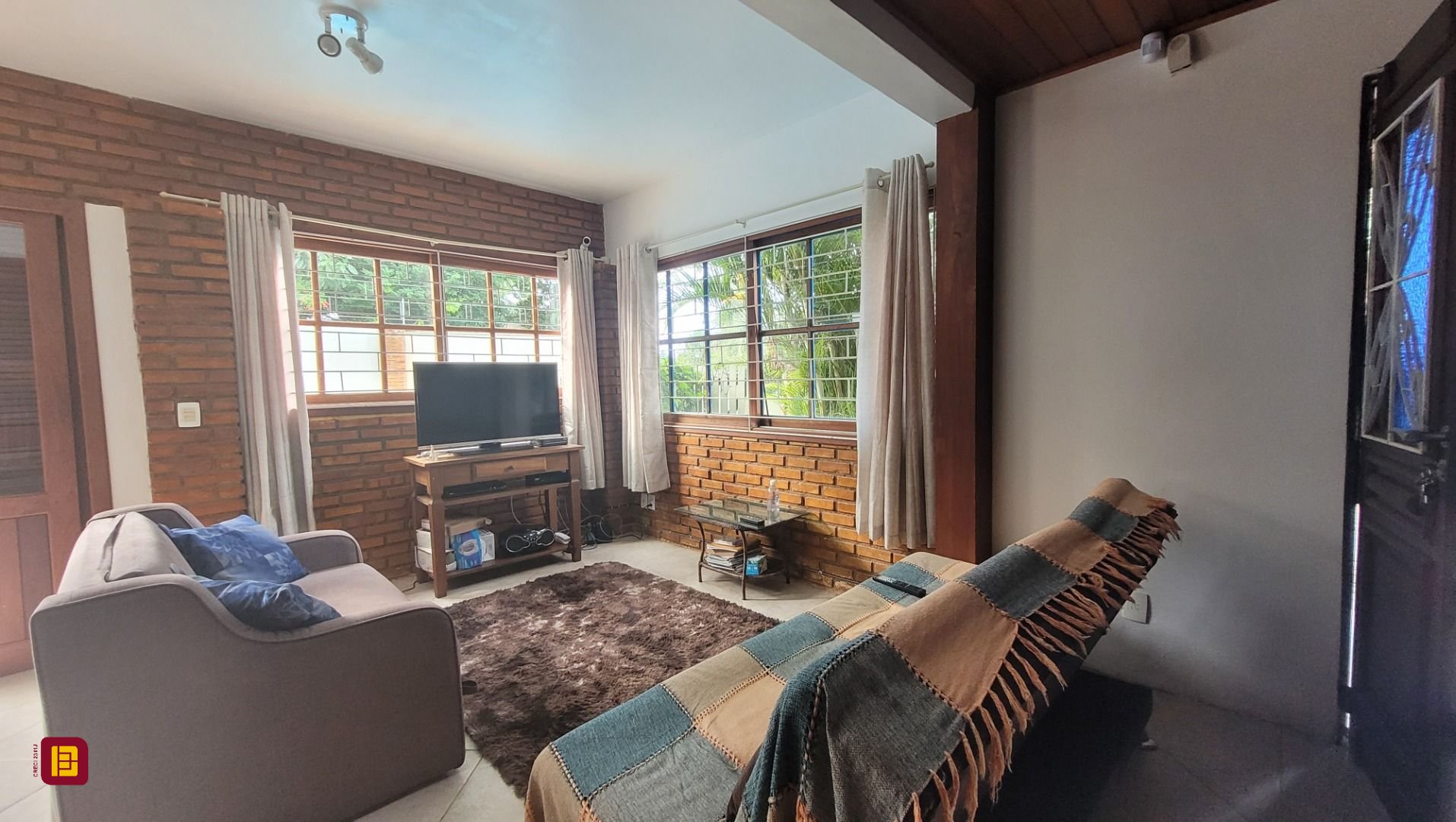 Casa com 203m², 6 quartos (sendo 2 suítes), 5 garagens, no bairro Campeche em Florianópolis