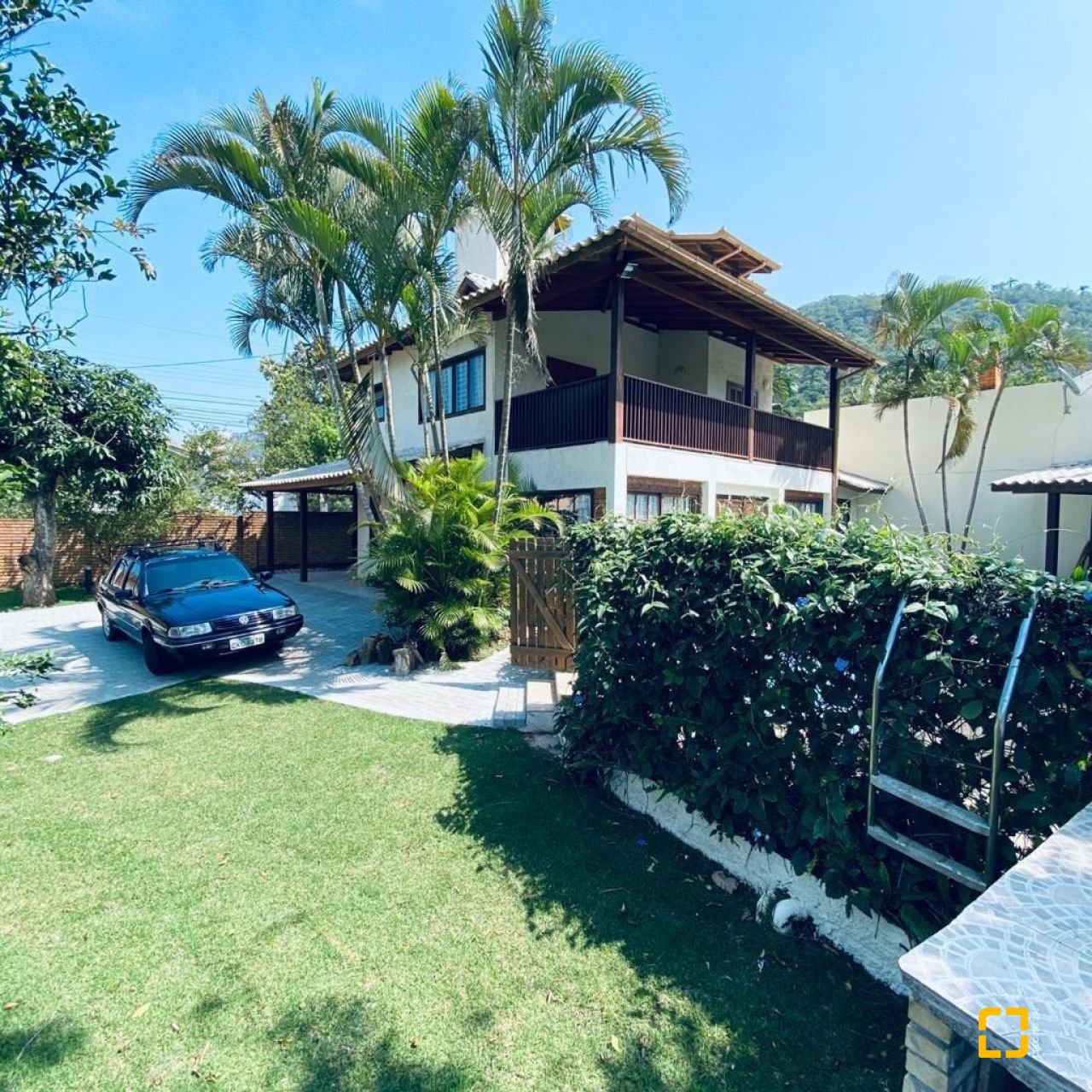 Casa com 203m², 6 quartos (sendo 2 suítes), 5 garagens, no bairro Campeche em Florianópolis