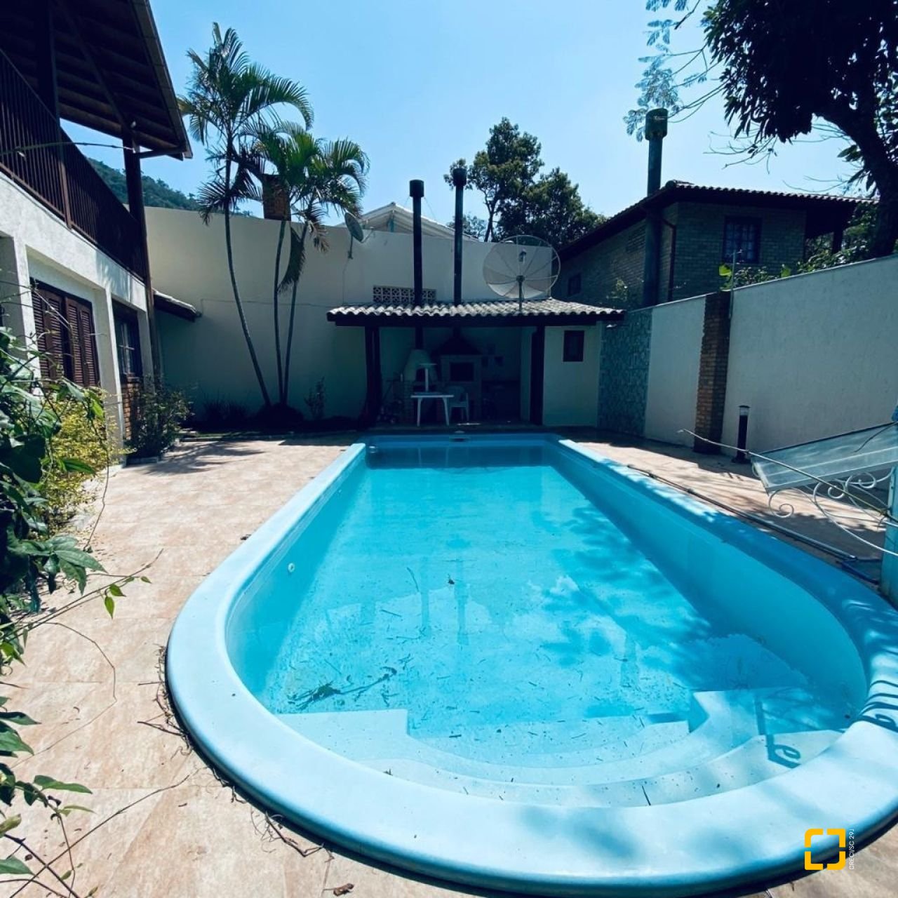 Casa com 203m², 6 quartos (sendo 2 suítes), 5 garagens, no bairro Campeche em Florianópolis