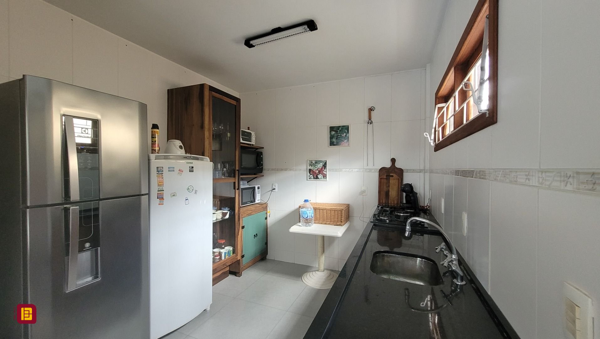 Casa com 203m², 6 quartos (sendo 2 suítes), 5 garagens, no bairro Campeche em Florianópolis