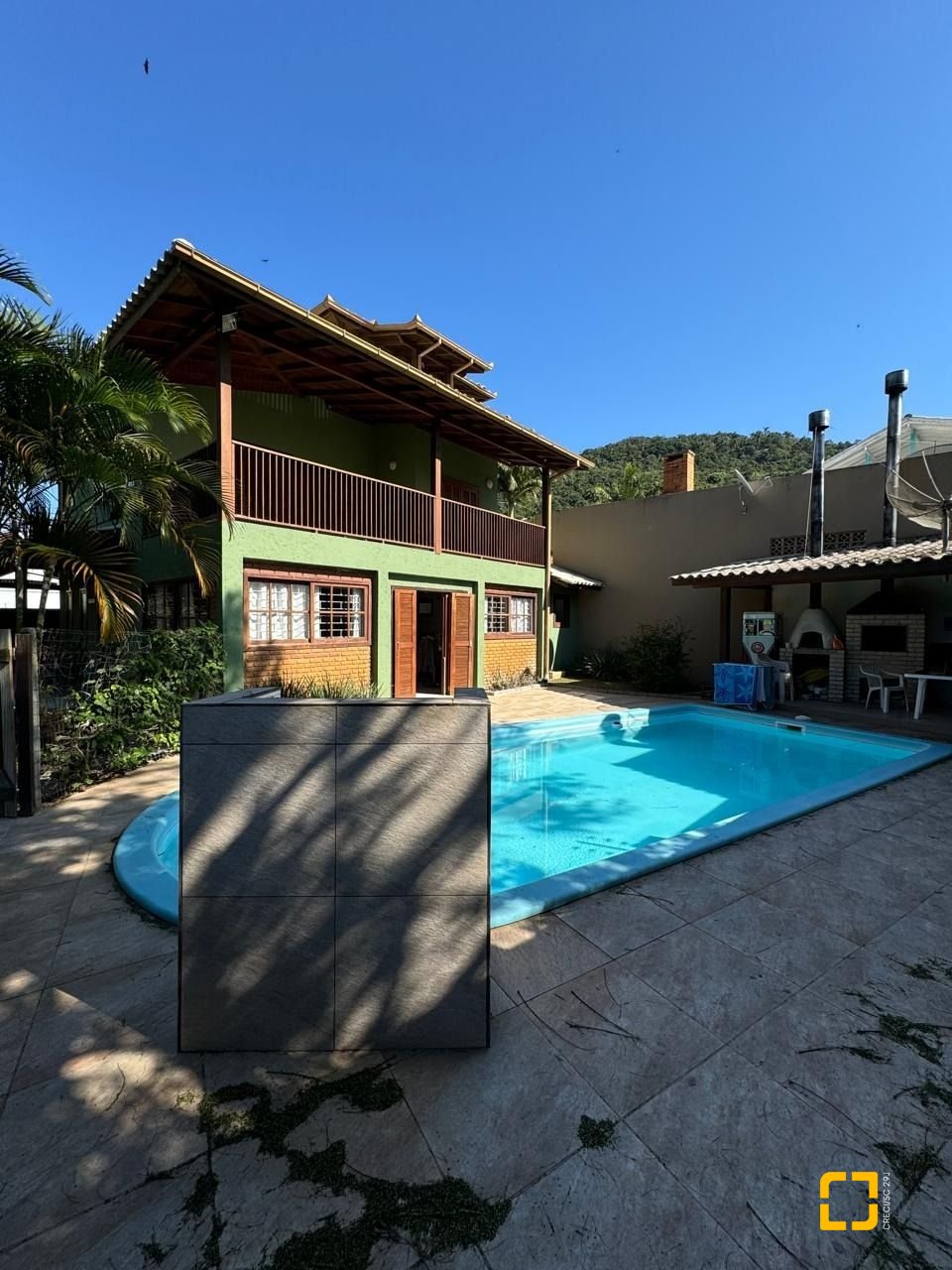 Casa com 203m², 6 quartos (sendo 2 suítes), 5 garagens, no bairro Campeche em Florianópolis