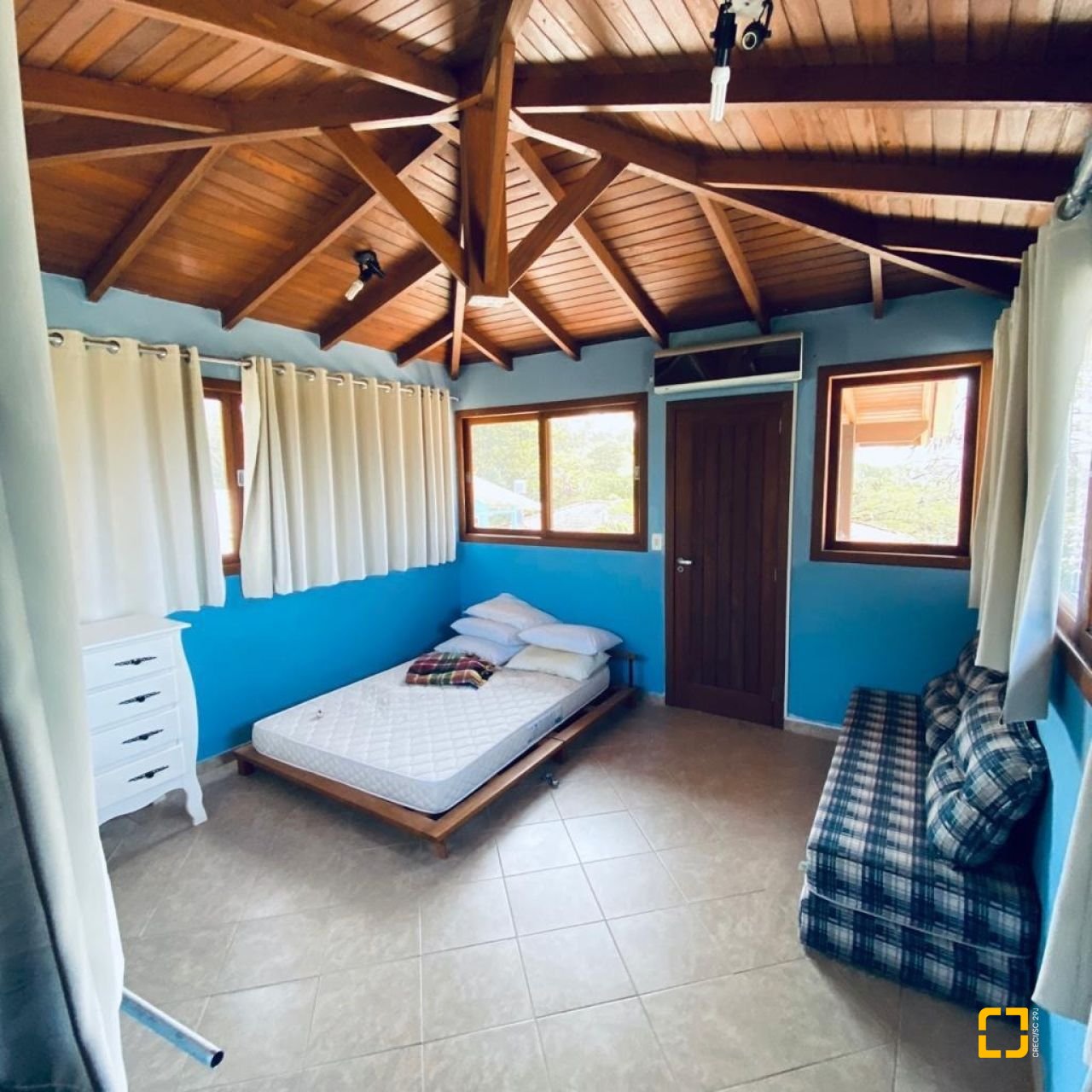 Casa com 203m², 6 quartos (sendo 2 suítes), 5 garagens, no bairro Campeche em Florianópolis