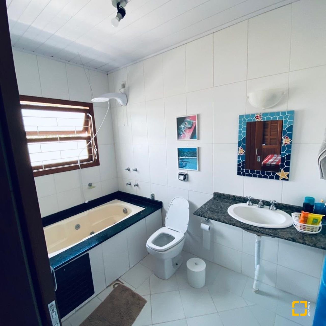 Casa com 203m², 6 quartos (sendo 2 suítes), 5 garagens, no bairro Campeche em Florianópolis