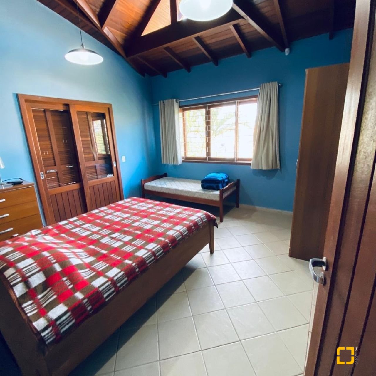 Casa com 203m², 6 quartos (sendo 2 suítes), 5 garagens, no bairro Campeche em Florianópolis