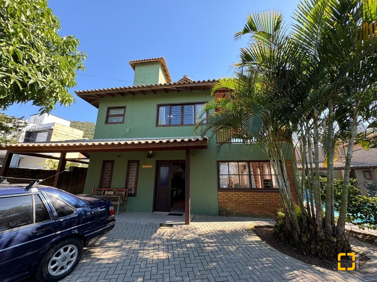 Casa com 203m², 6 quartos (sendo 2 suítes), 5 garagens, no bairro Campeche em Florianópolis