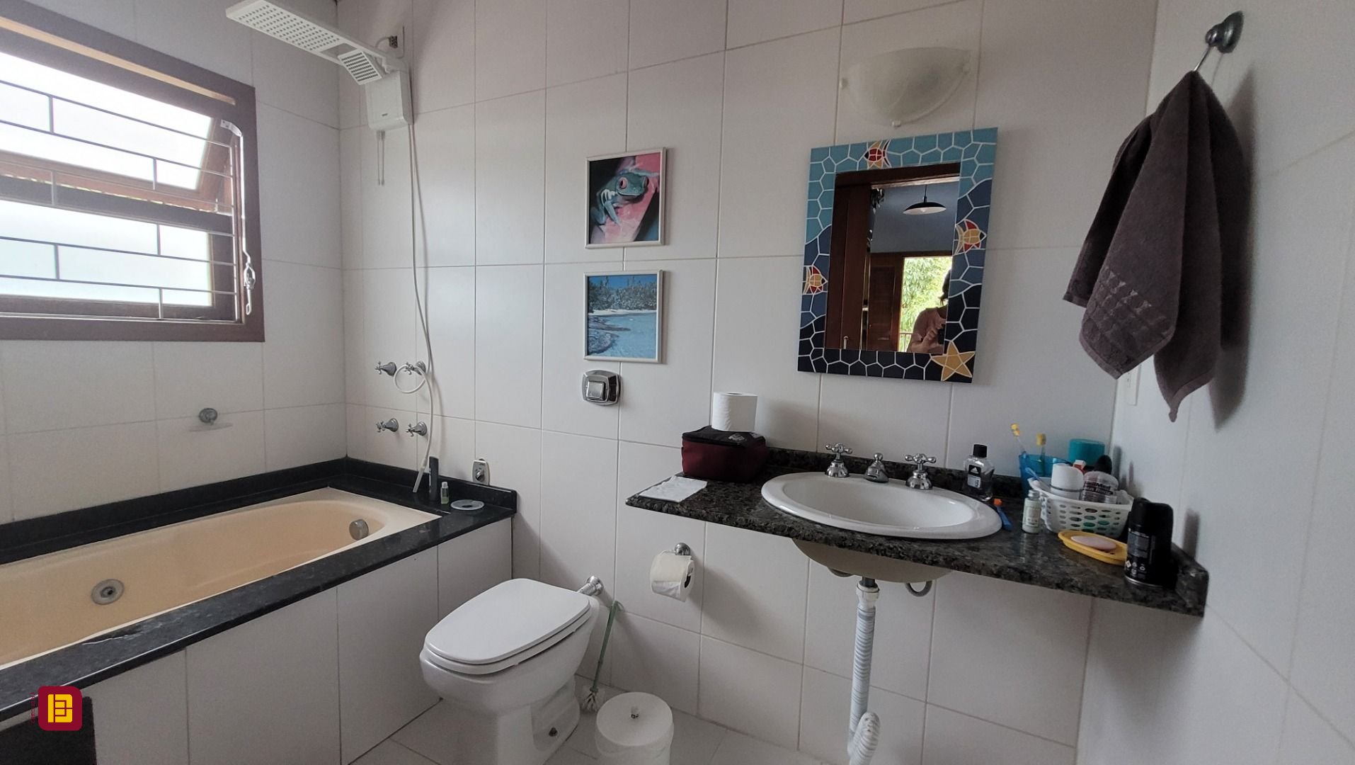 Casa com 203m², 6 quartos (sendo 2 suítes), 5 garagens, no bairro Campeche em Florianópolis