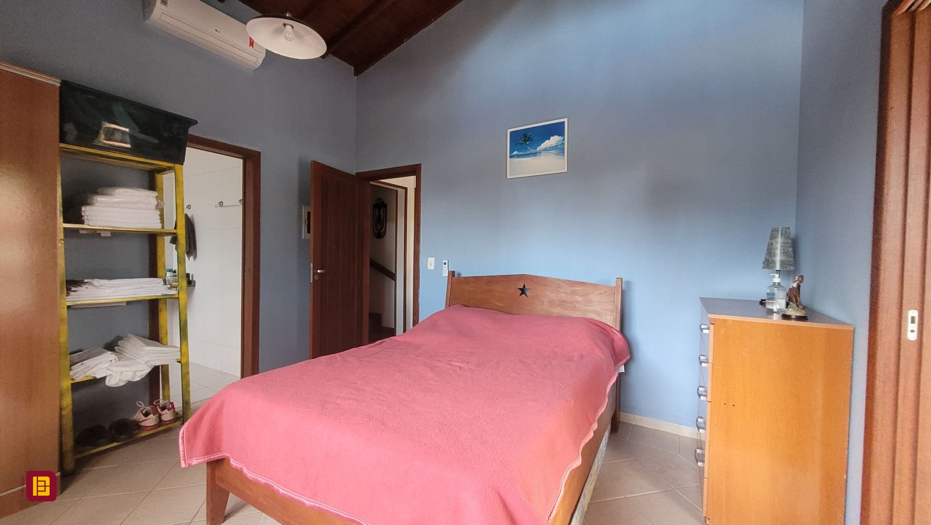 Casa com 203m², 6 quartos (sendo 2 suítes), 5 garagens, no bairro Campeche em Florianópolis