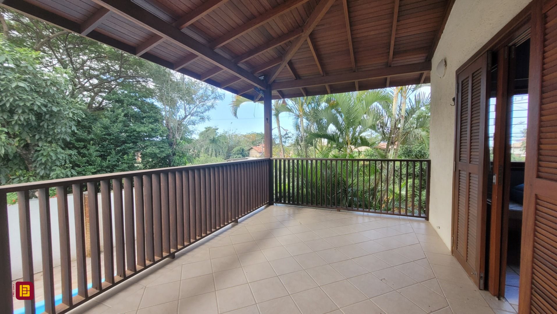 Casa com 203m², 6 quartos (sendo 2 suítes), 5 garagens, no bairro Campeche em Florianópolis