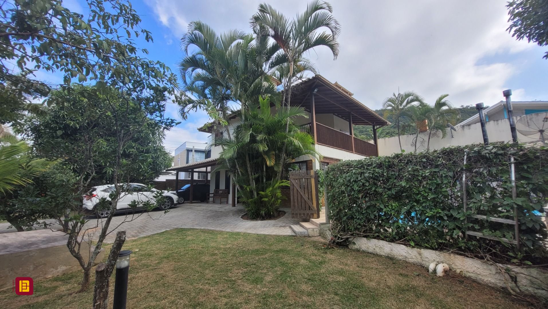 Casa com 203m², 6 quartos (sendo 2 suítes), 5 garagens, no bairro Campeche em Florianópolis
