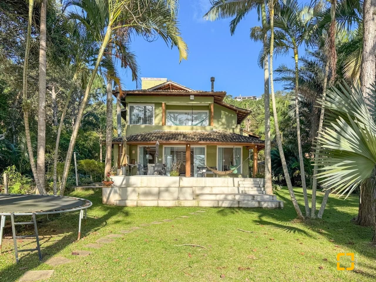 Casa com 350m², 7 quartos (sendo 3 suítes), 3 garagens, no bairro Lagoa da Conceição em Florianópolis