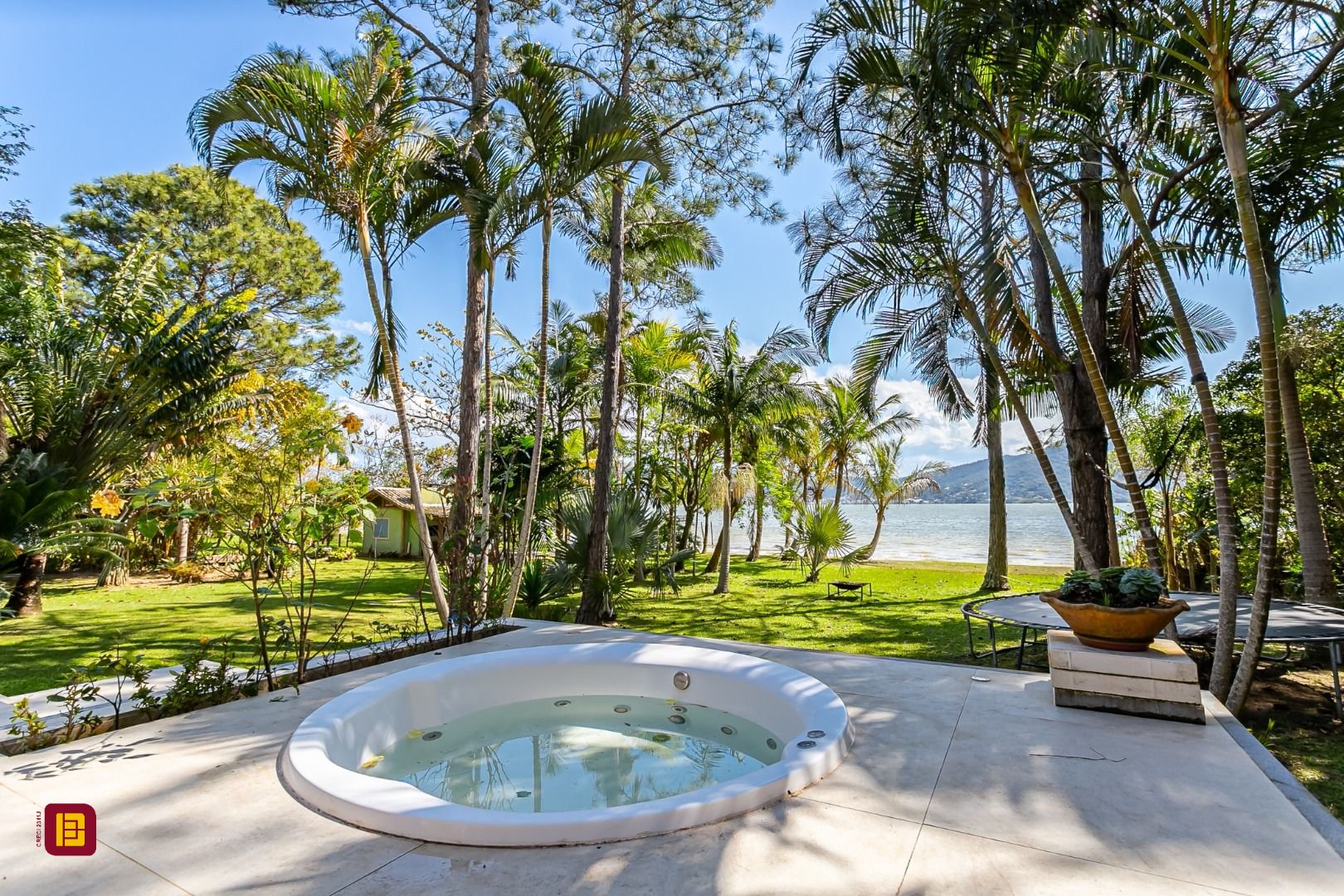 Casa com 350m², 7 quartos (sendo 3 suítes), 3 garagens, no bairro Lagoa da Conceição em Florianópolis