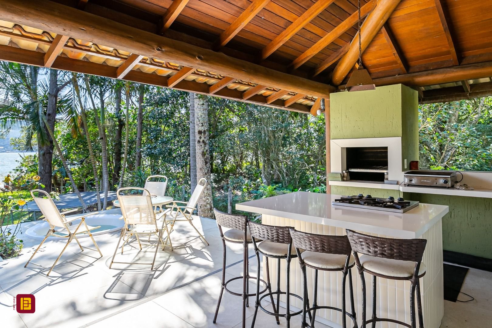Casa com 350m², 7 quartos (sendo 3 suítes), 3 garagens, no bairro Lagoa da Conceição em Florianópolis