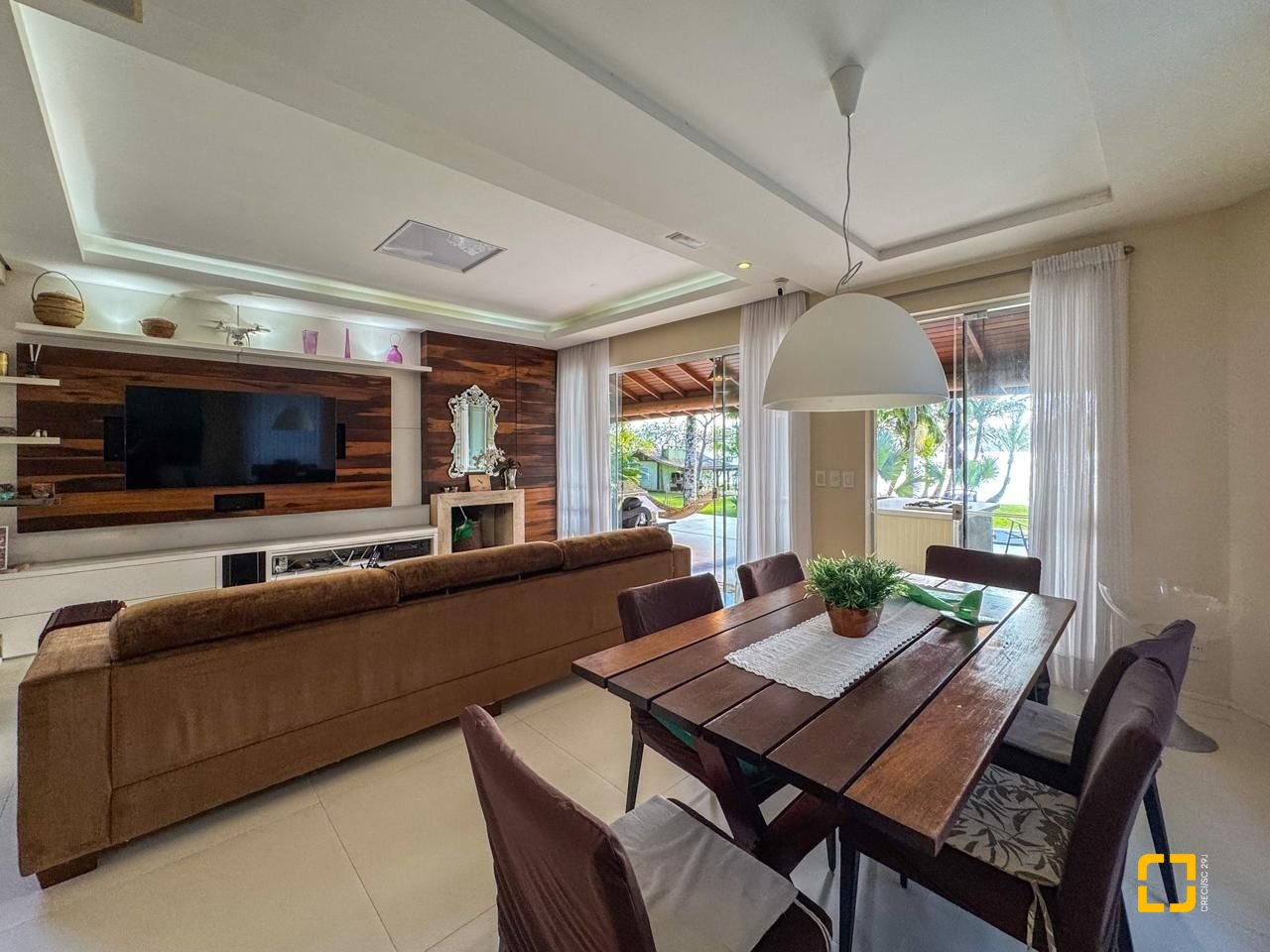 Casa com 350m², 7 quartos (sendo 3 suítes), 3 garagens, no bairro Lagoa da Conceição em Florianópolis