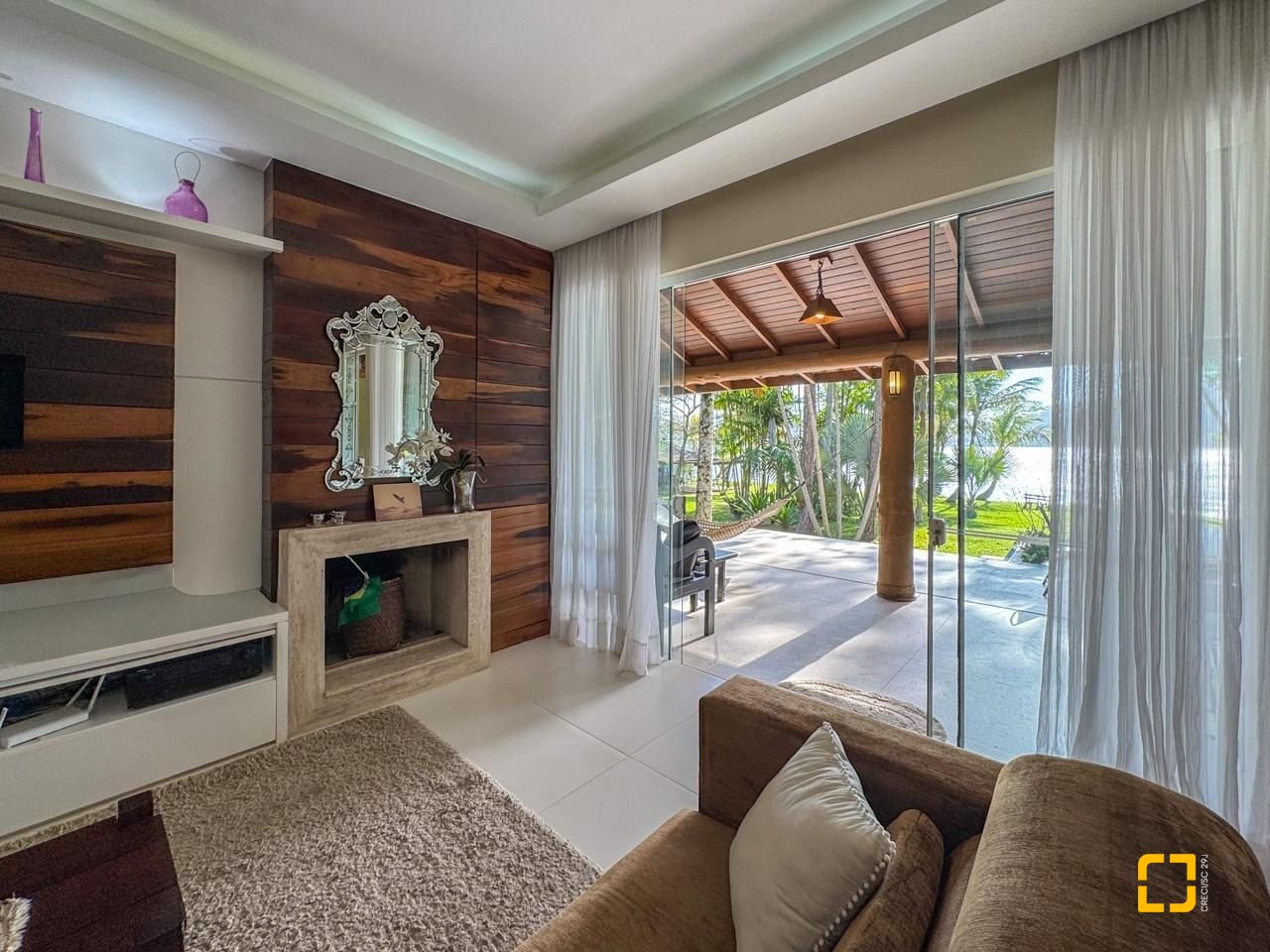 Casa com 350m², 7 quartos (sendo 3 suítes), 3 garagens, no bairro Lagoa da Conceição em Florianópolis