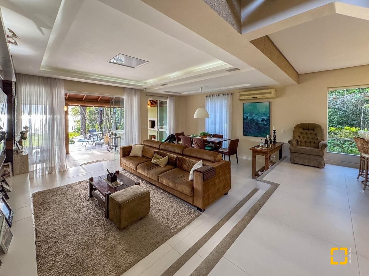 Casa com 350m², 7 quartos (sendo 3 suítes), 3 garagens, no bairro Lagoa da Conceição em Florianópolis