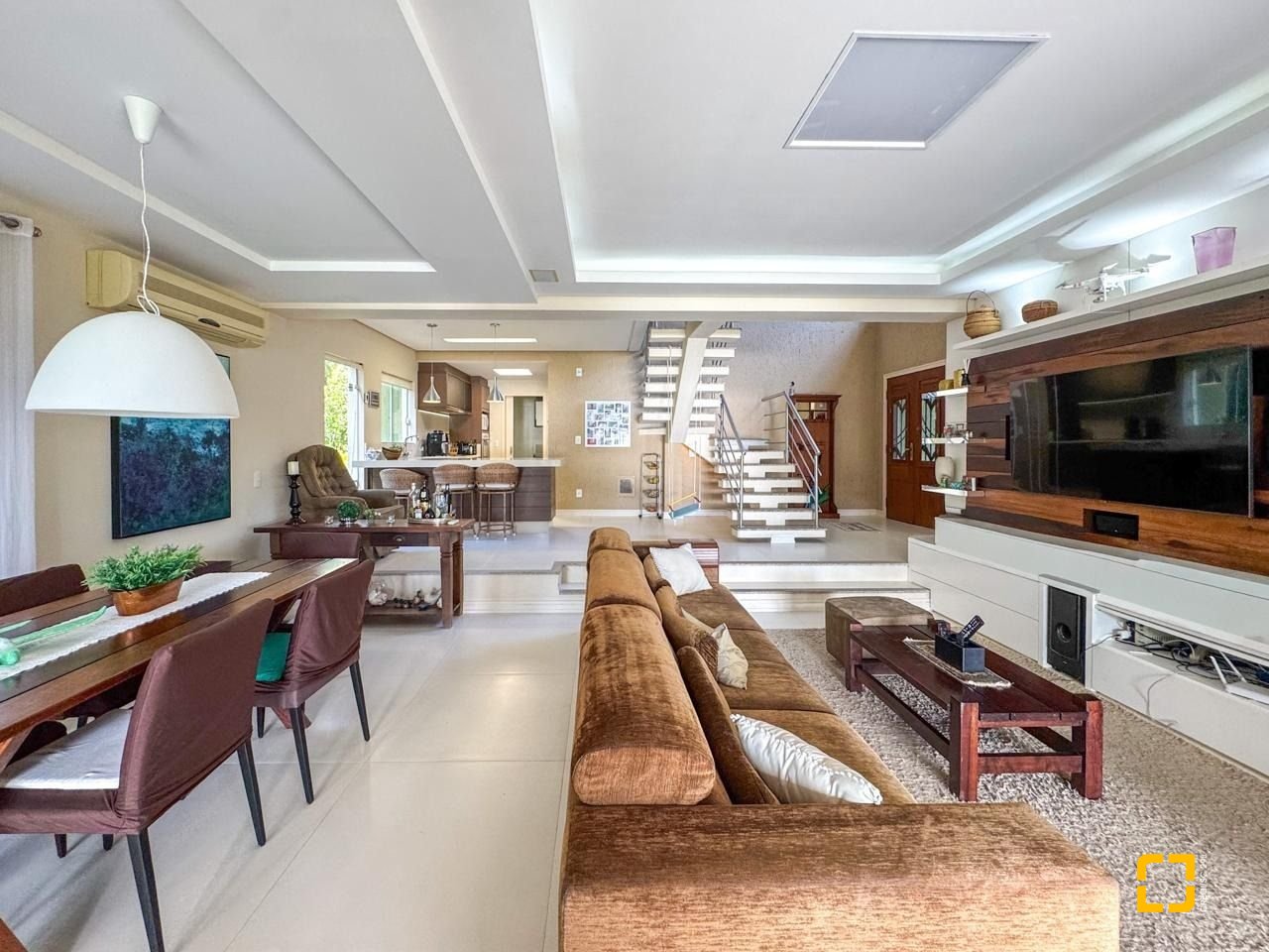 Casa com 350m², 7 quartos (sendo 3 suítes), 3 garagens, no bairro Lagoa da Conceição em Florianópolis