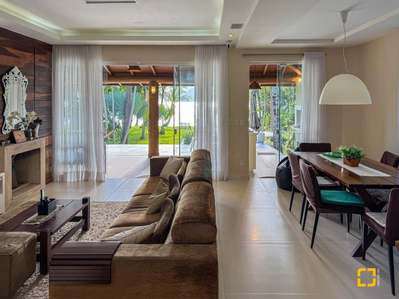 Casa com 350m², 7 quartos (sendo 3 suítes), 3 garagens, no bairro Lagoa da Conceição em Florianópolis