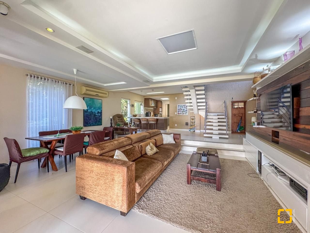 Casa com 350m², 7 quartos (sendo 3 suítes), 3 garagens, no bairro Lagoa da Conceição em Florianópolis