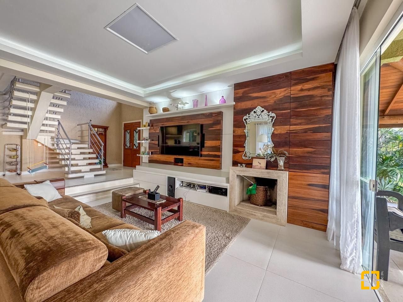 Casa com 350m², 7 quartos (sendo 3 suítes), 3 garagens, no bairro Lagoa da Conceição em Florianópolis