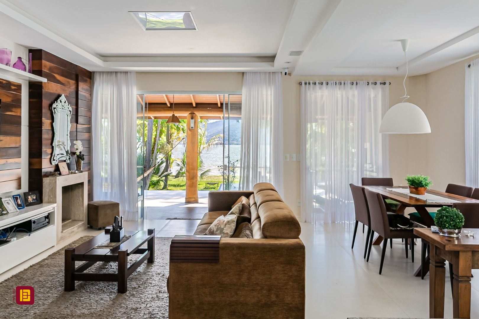 Casa com 350m², 7 quartos (sendo 3 suítes), 3 garagens, no bairro Lagoa da Conceição em Florianópolis