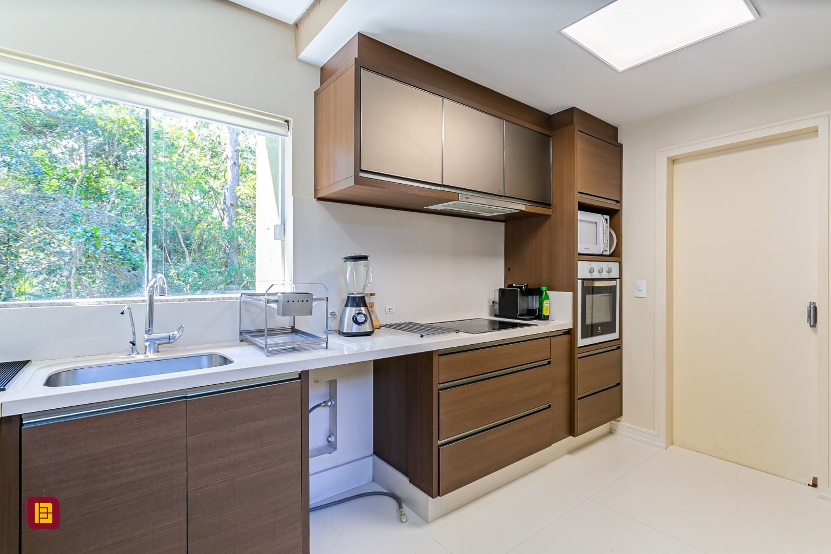 Casa com 350m², 7 quartos (sendo 3 suítes), 3 garagens, no bairro Lagoa da Conceição em Florianópolis
