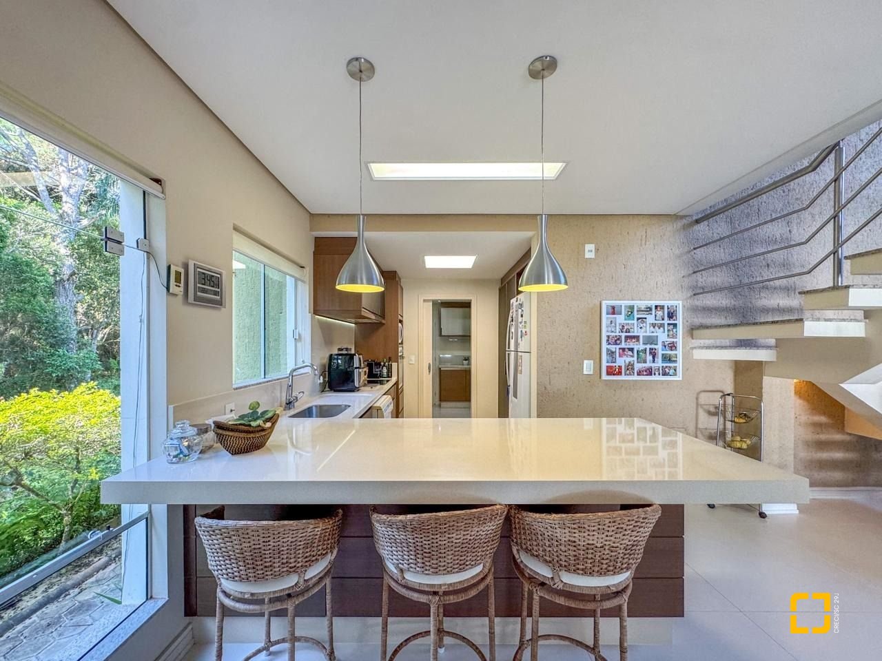 Casa com 350m², 7 quartos (sendo 3 suítes), 3 garagens, no bairro Lagoa da Conceição em Florianópolis