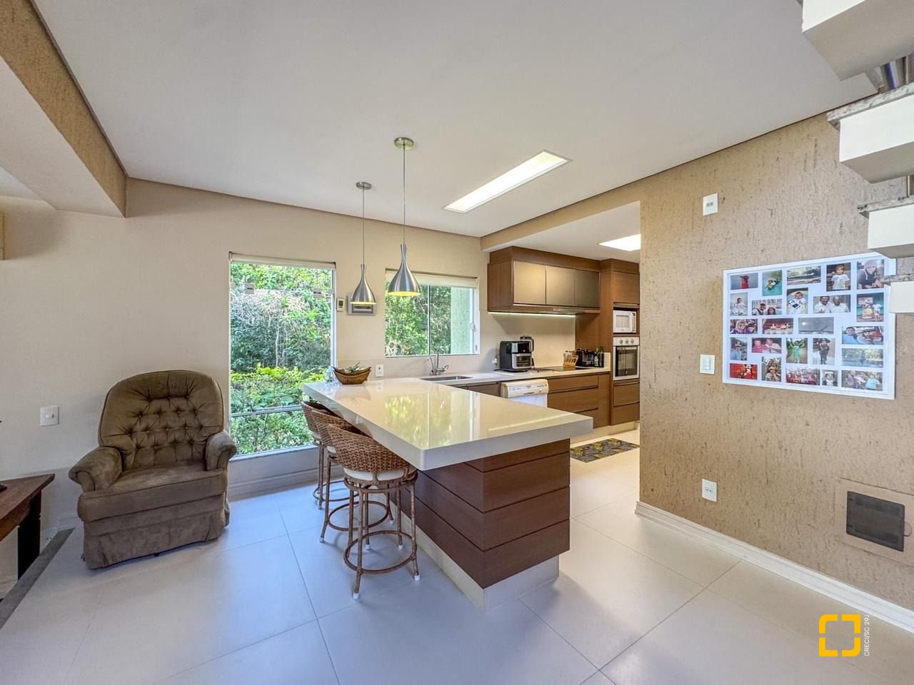 Casa com 350m², 7 quartos (sendo 3 suítes), 3 garagens, no bairro Lagoa da Conceição em Florianópolis