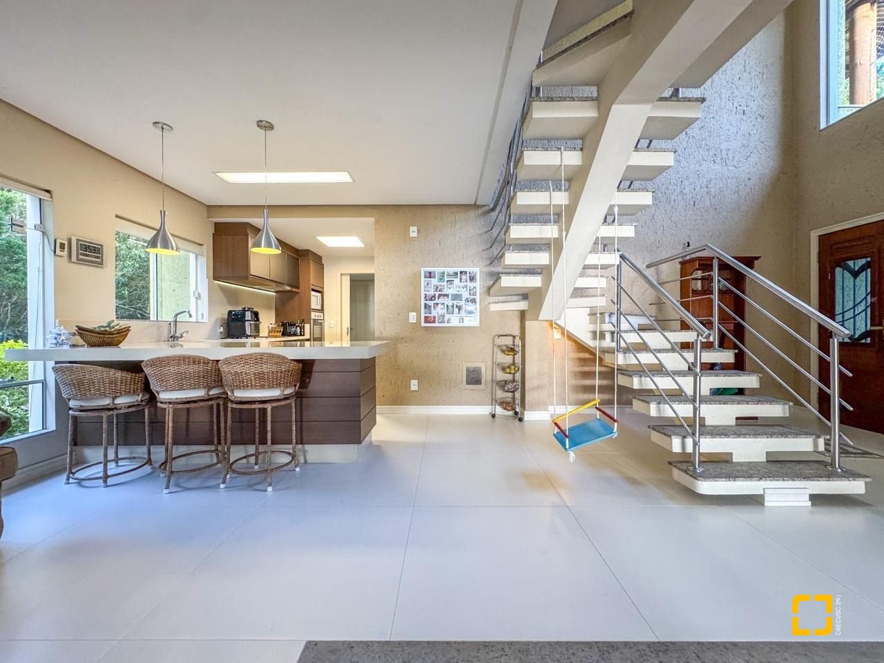 Casa com 350m², 7 quartos (sendo 3 suítes), 3 garagens, no bairro Lagoa da Conceição em Florianópolis