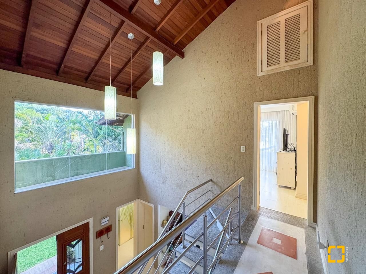 Casa com 350m², 7 quartos (sendo 3 suítes), 3 garagens, no bairro Lagoa da Conceição em Florianópolis
