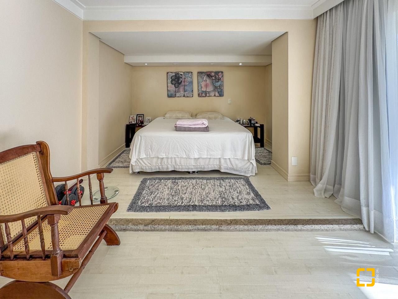 Casa com 350m², 7 quartos (sendo 3 suítes), 3 garagens, no bairro Lagoa da Conceição em Florianópolis
