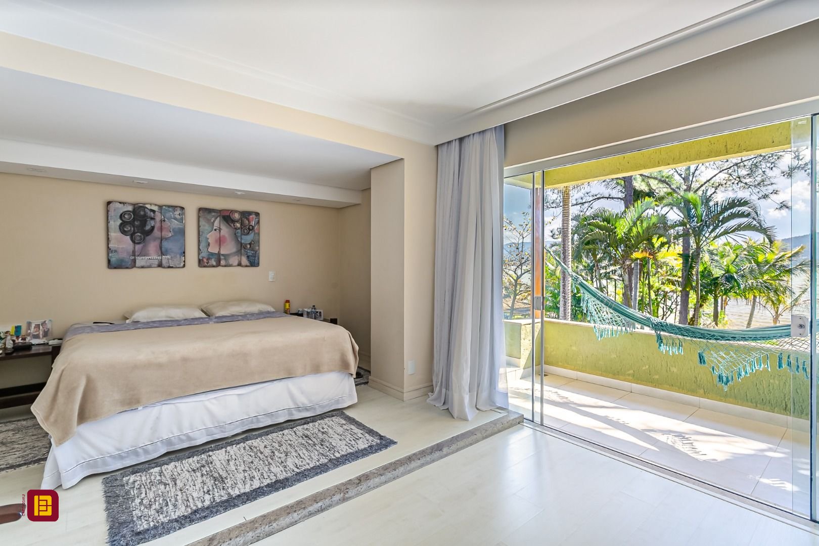 Casa com 350m², 7 quartos (sendo 3 suítes), 3 garagens, no bairro Lagoa da Conceição em Florianópolis